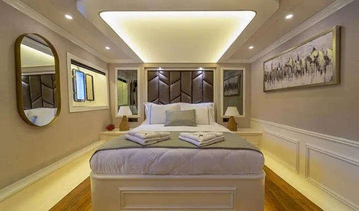 Queen Of Makri cabin bed with large bed, beige upholstery, overhead lighting