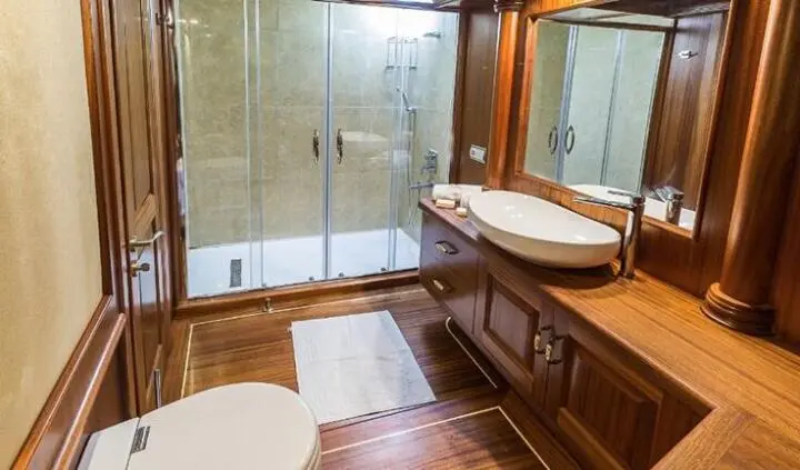 Master cabin with king bed and ensuite bathroom on Halcon Del Mar yacht