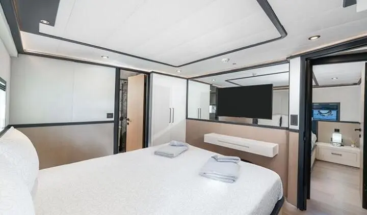 Calm Down yacht master cabin with king bed, ensuite and built-in TV