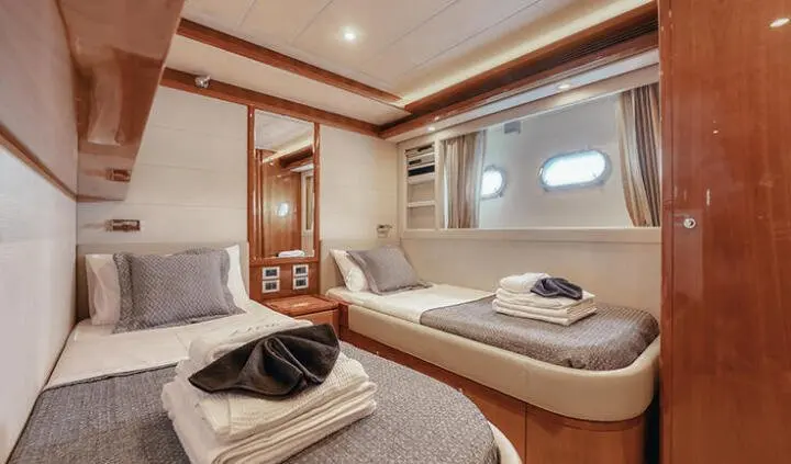 Twin cabin on Lidia yacht with two single beds and ensuite region