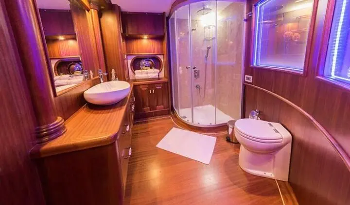 Halcon Del Mar master cabin with king bed and en-suite bathroom visible