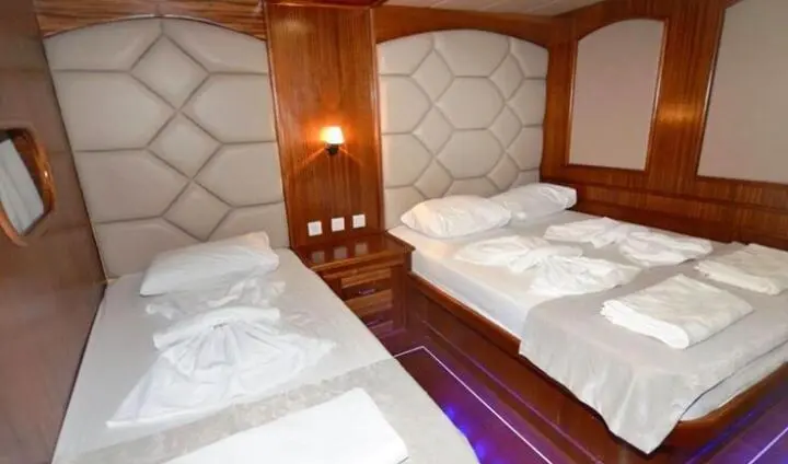 Prenses Esila cabin with three single beds in a shared ensuite, cabin details