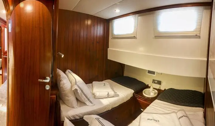 Twin cabin aboard Ulucinar yacht with two single beds and ensuite
