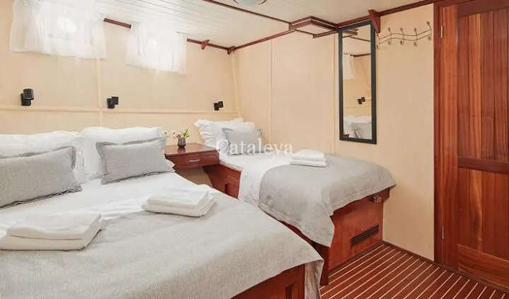 Yacht Cataleya cabin with two single beds and an ensuite area