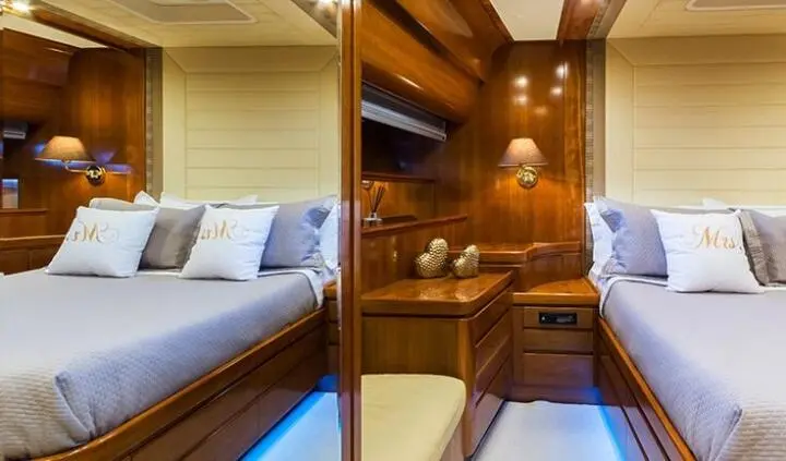 Amoraki yacht cabin with dual-berth and ensuite bathroom, cozy wood interior