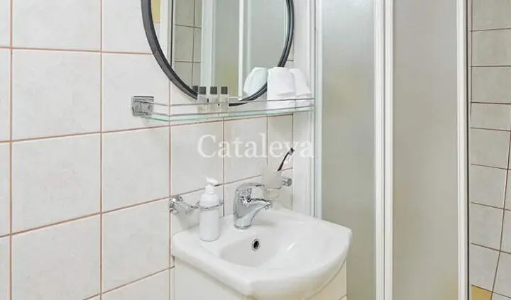 Master cabin with king bed and ensuite bathroom on Cataleya yacht