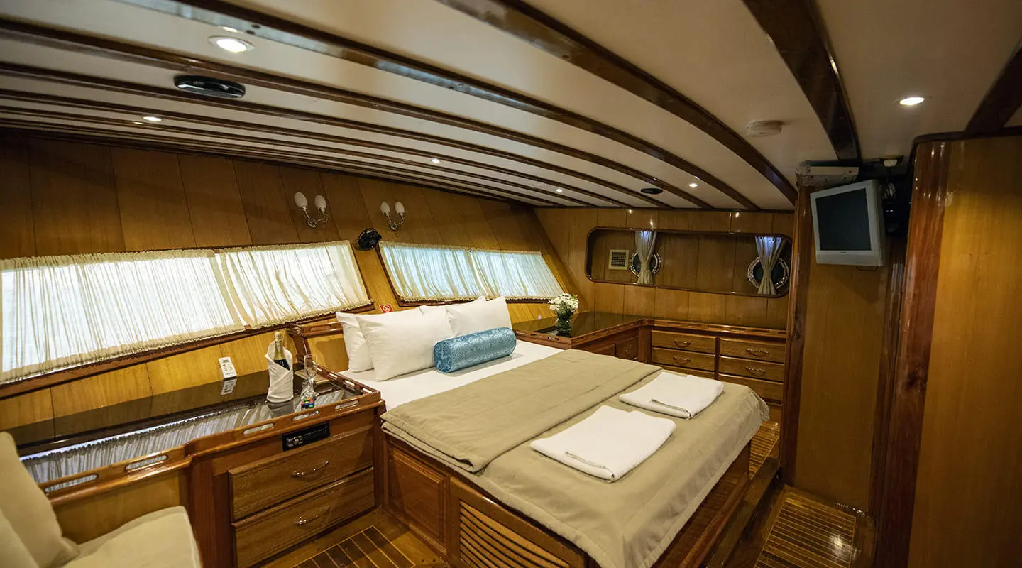 Kayhan 5 yacht cabin with two single beds and wooden paneling