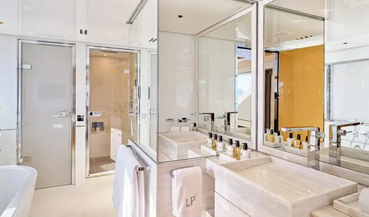 Master cabin with king bed and ensuite bathroom aboard La Pellegrina 1 yacht