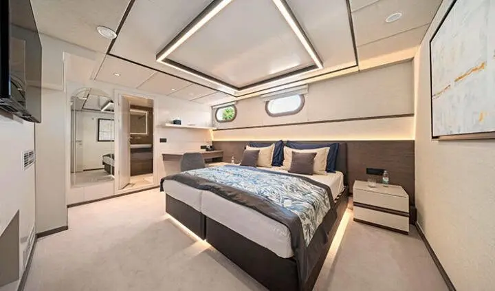Master cabin with king bed, ensuite, overhead skylight, neutral tones