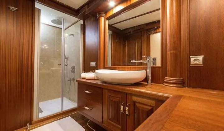 Master cabin with king bed and ensuite vanity on Halcon Del Mar yacht