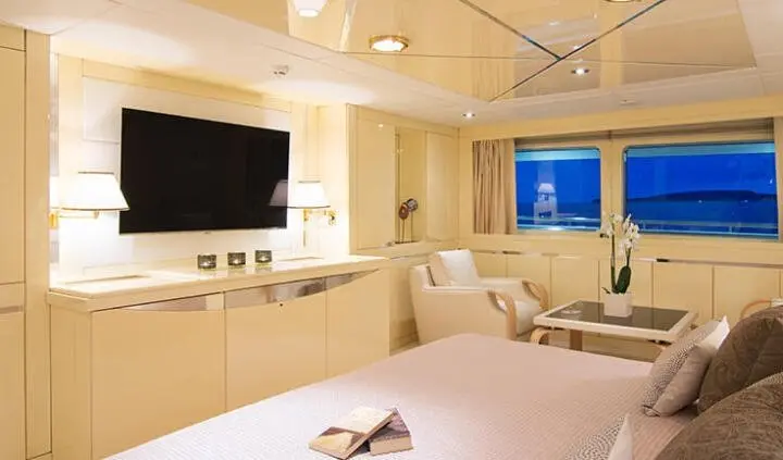 O'Natalina master cabin with king bed, ensuite, warm lighting