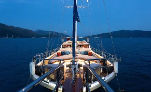 Bow deck of Diva Deniz gulet with ropes and railing, ocean view ahead
