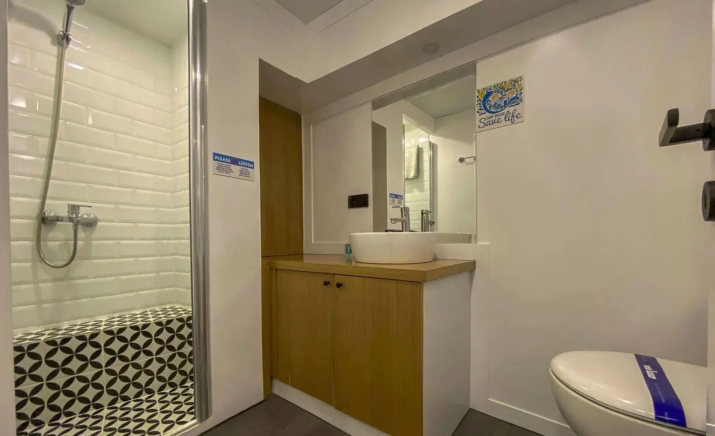 Maske 5 yacht interior doorway to cabin with small sink area
