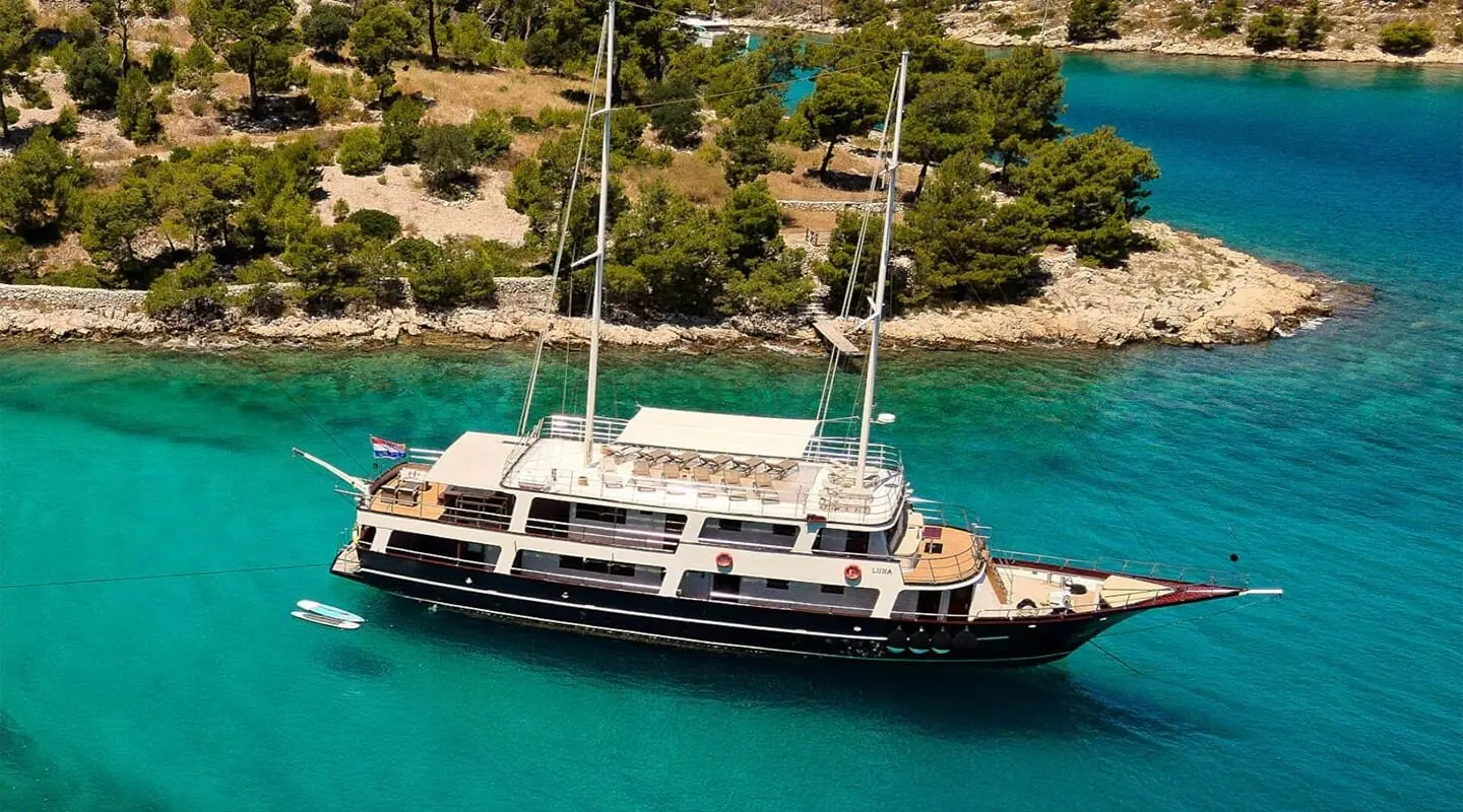 Luxury Sailing Yacht Luna