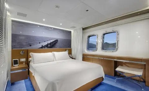 Motoryat Morning Star double cabin with two beds and brown furniture in cabin