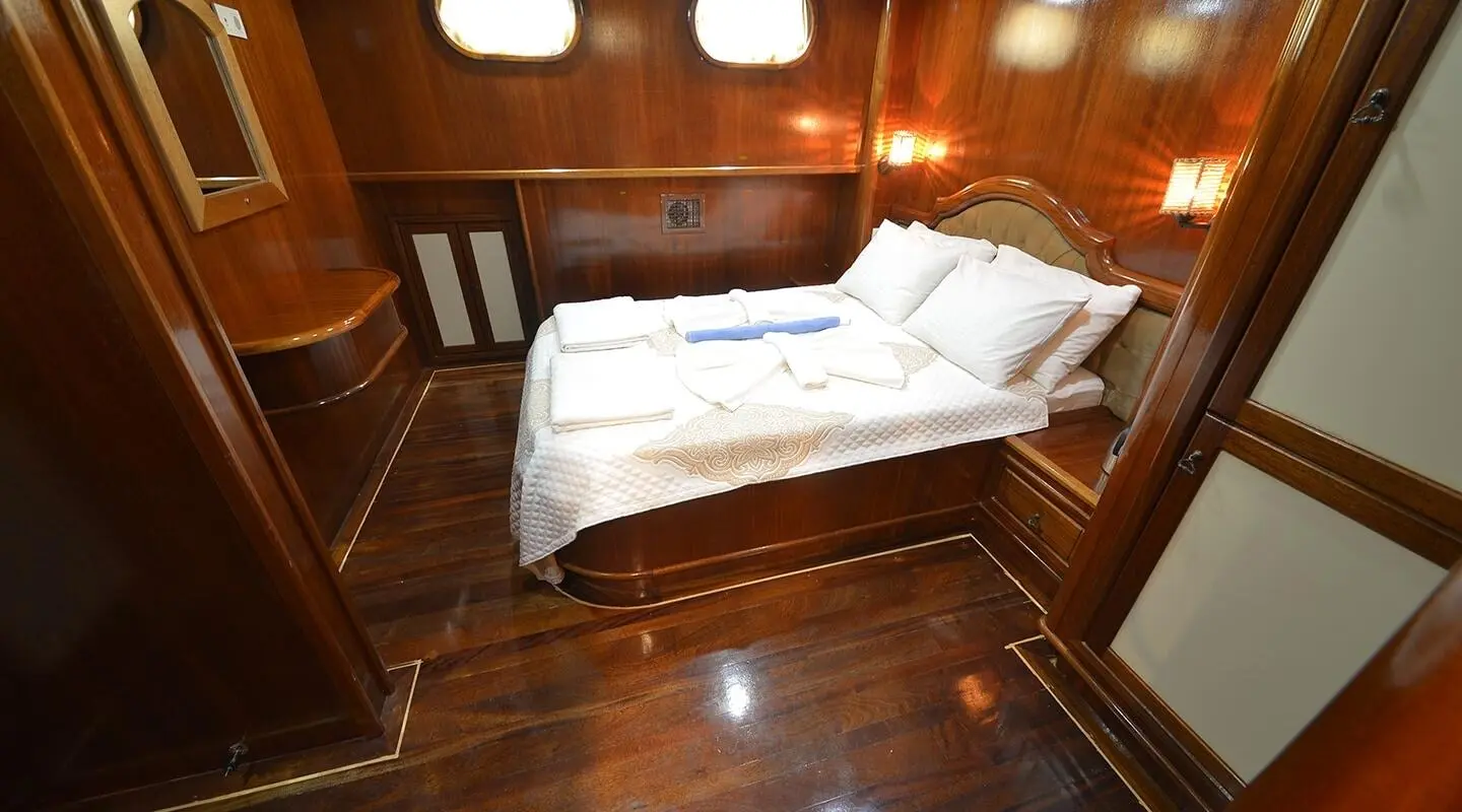 Gulet Prenses Bugce interior: double cabin bed in wooden cabin