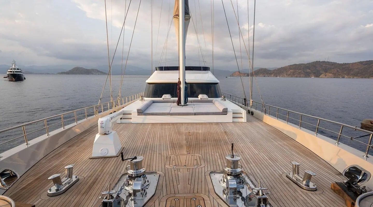 De Love motor yacht bow deck with mooring cleats and wooden deck