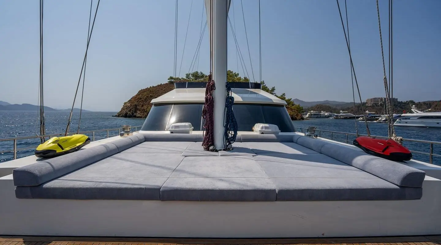 De Love yacht deck: spacious sun loungers and seating with blue cushions